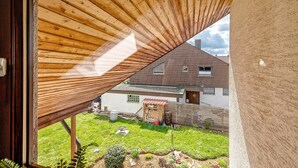 A wooden sloped roof, a fenced yard, and a house with a red roof. - Apartment Teckblick with Wi-Fi (Kirchheim unter Teck)