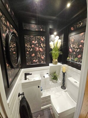 Bathroom - Double room with separate private kitchen (Shrewsbury)