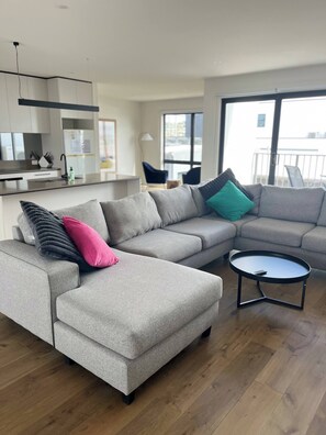 TV - Modern Highton Hideaway – Quiet Townhouse Comfort (Highton)