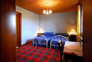 Room - Bed and Breakfast 'Chambre Des Vignes' with Shared Terrace, Shared Garden and Wi-Fi (VERRIERES)