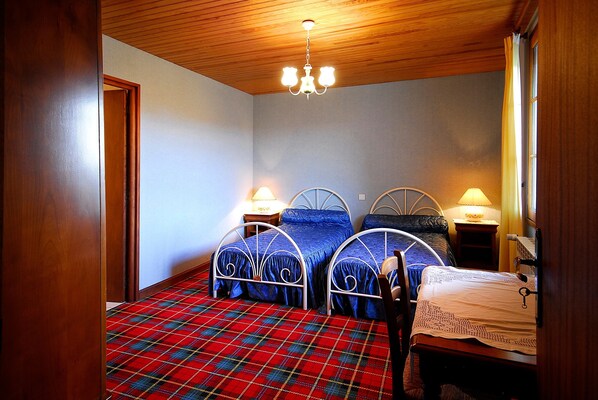 Room - Bed and Breakfast 'Chambre Des Vignes' with Shared Terrace, Shared Garden and Wi-Fi (VERRIERES)