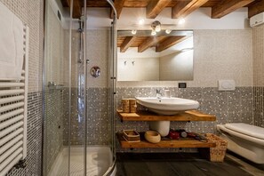Shower, bidet - PETIT CHALET ANNA - Refuge in the middle of the mountains (La Thuile)