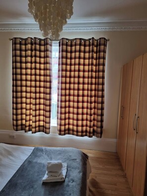 Iron/ironing board, Internet, bed sheets - Private 2 bed flat Sunderland City Centre (Sunderland)