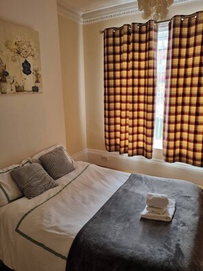 Iron/ironing board, Internet, bed sheets - Private 2 bed flat Sunderland City Centre (Sunderland)