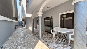 Terrace/patio - Executive King-Size Bed Room In Akpakpa Cotonou Benin (Cotonou)