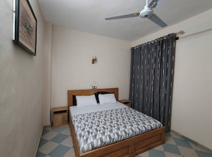 1 dormitorio, tabla de planchar con plancha, Internet y ropa de cama