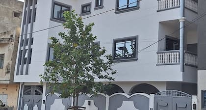 Executive-Zimmer mit Kingsize-Bett in Akpakpa, Cotonou, Benin