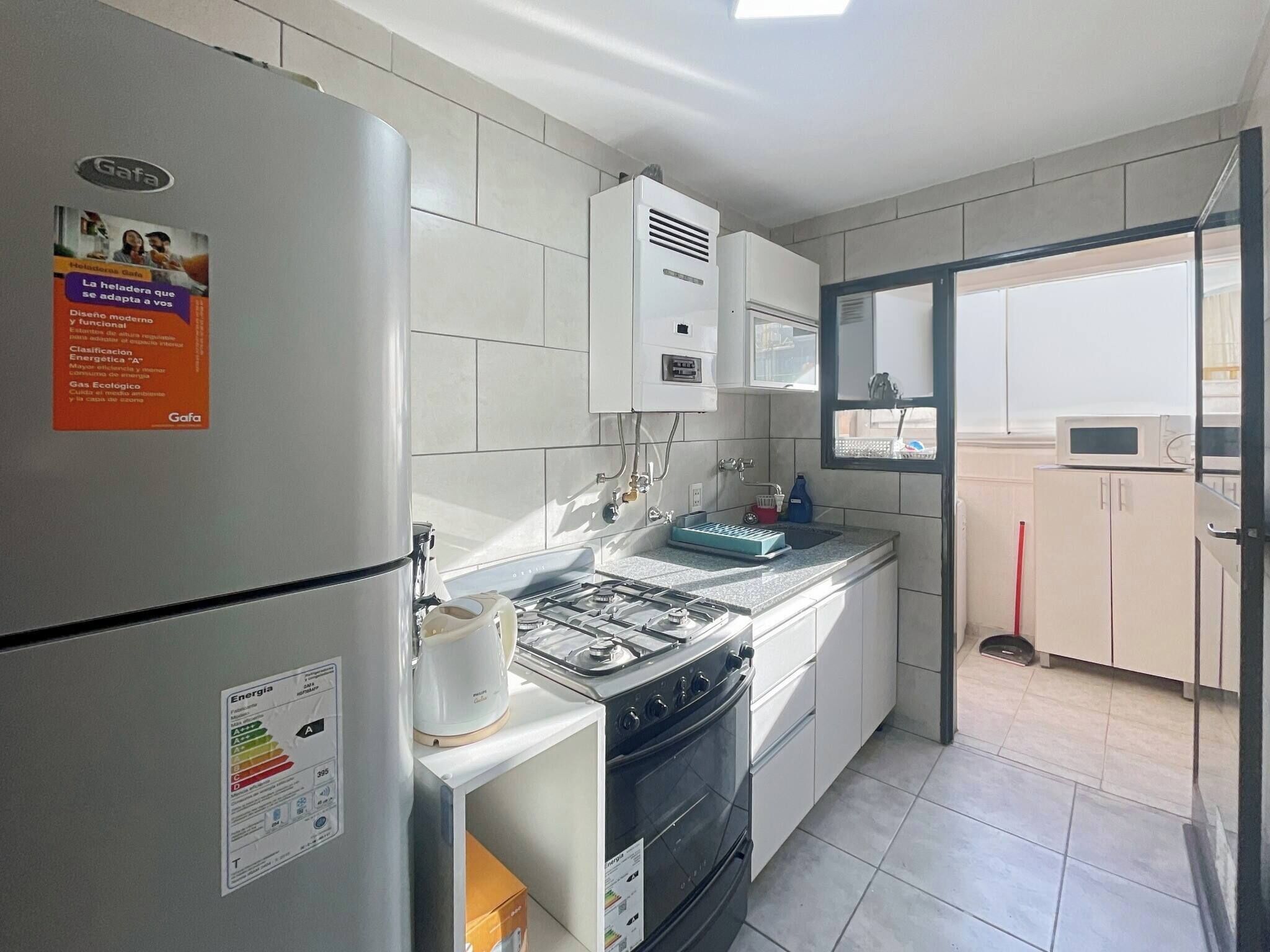 Kjøleskap, mikrobølgeovn, ovn og kokeplater