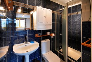 Bathroom - Bed and Breakfast 'Chambre Jaune' with Shared Terrace, Shared Garden and Wi-Fi (VERRIERES)