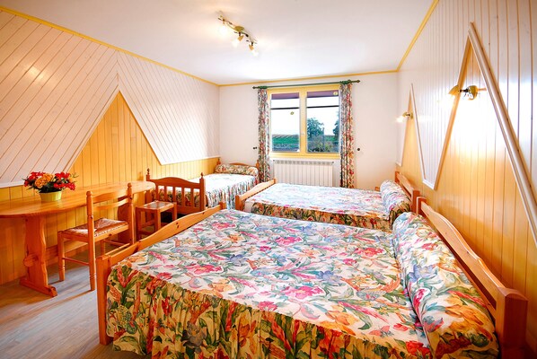 Room - Bed and Breakfast 'Chambre Jaune' with Shared Terrace, Shared Garden and Wi-Fi (VERRIERES)