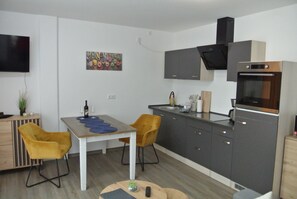 Fridge, microwave, oven, stovetop - Vacation apartment Meer-Zeit in Lubmin (Lubmin)