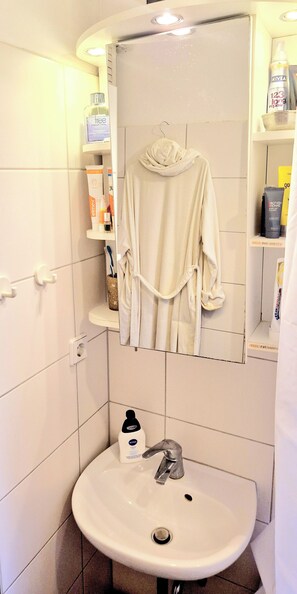 Haartrockner, Handtücher, Seife, Toilettenpapier