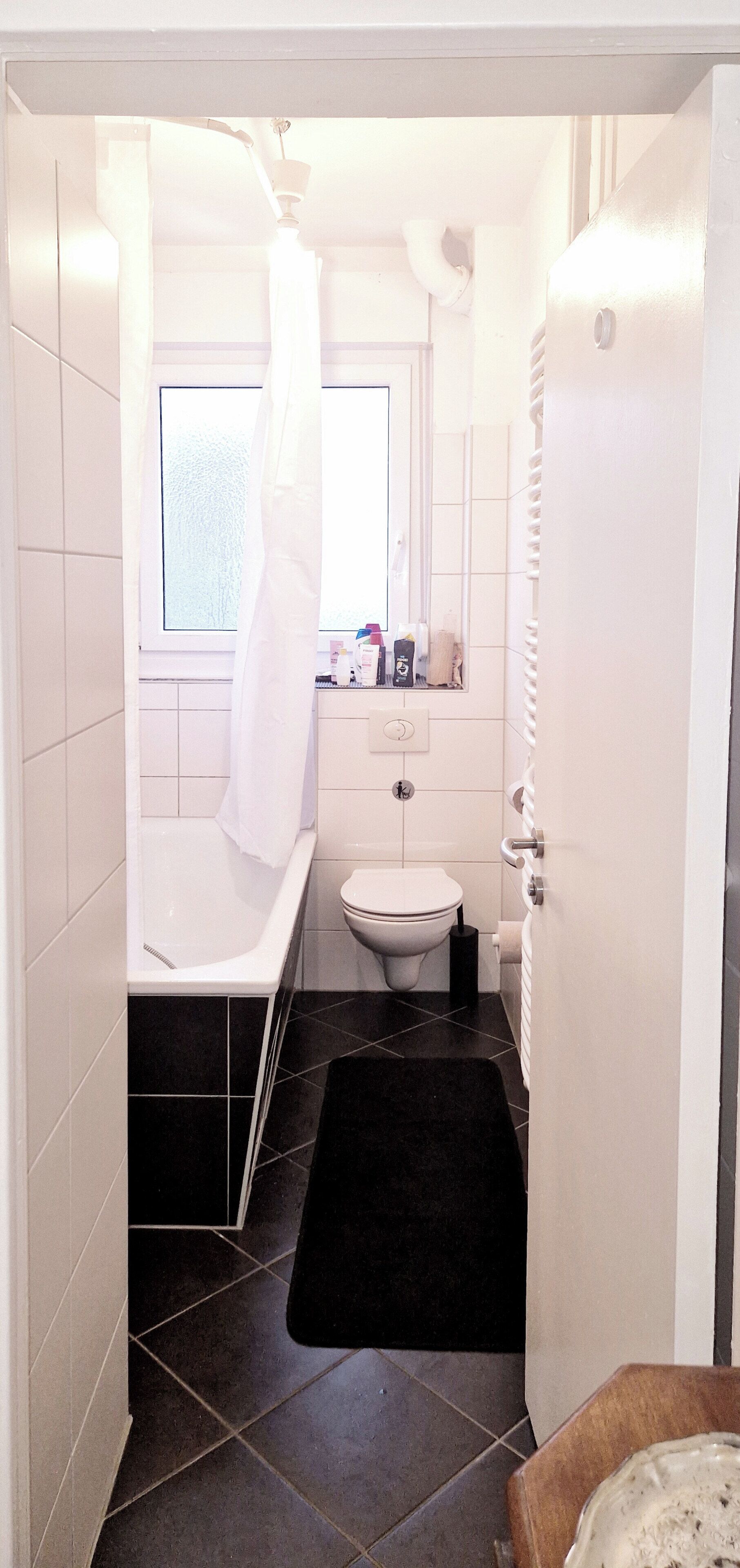 Haartrockner, Handtücher, Seife, Toilettenpapier