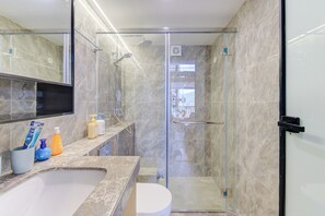 Comfort Suite, River View | Bathroom | Shower, free toiletries, hair dryer, towels - North River View Hotel (Chongqing)