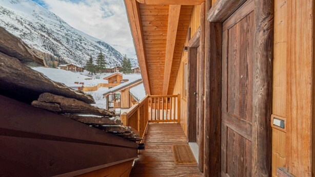 A wooden cabin with a balcony overlooking a snowy mountain. - APT JARDIN DES ALPES - Let yourself be enchanted by the magic of the mountains (La Thuile)