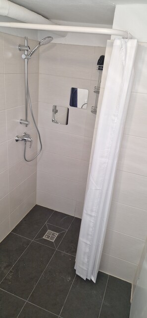 Dusche, Handtücher, Seife, Toilettenpapier