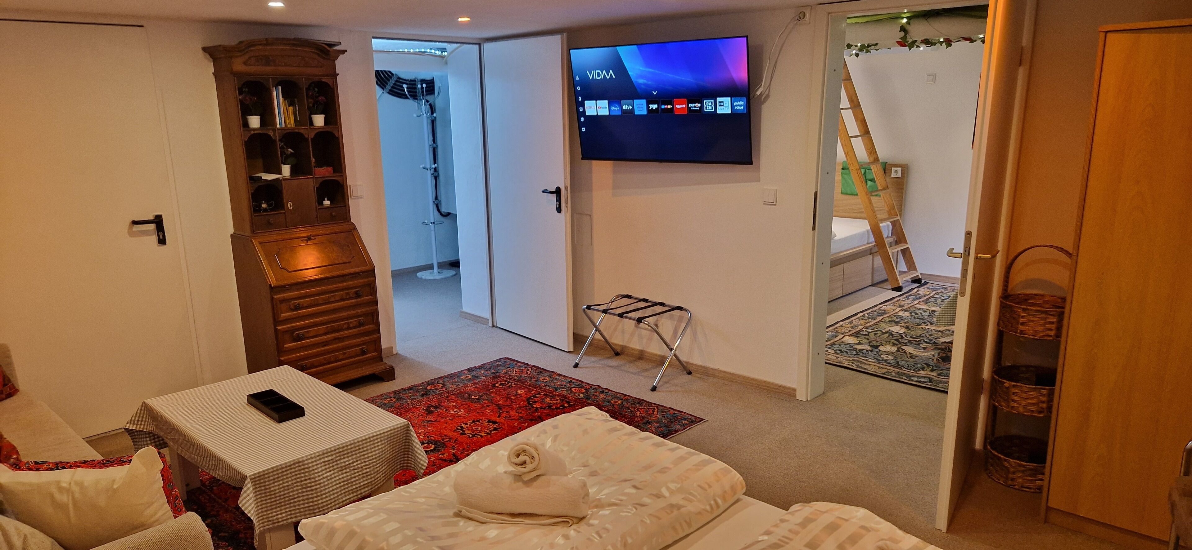 Tabla de planchar con plancha, wifi gratis, ropa de cama