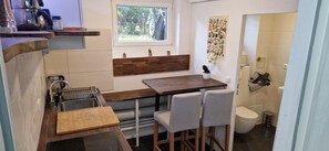 Kühlschrank, Mikrowelle, Herdplatte, Wasserkocher mit Kaffee-/Teezubehör