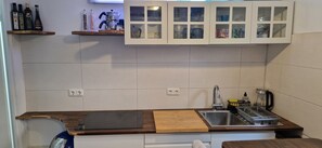 Kühlschrank, Mikrowelle, Herdplatte, Wasserkocher mit Kaffee-/Teezubehör