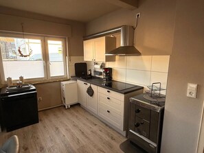 Een koelkast, een magnetron, een oven, een kookplaat