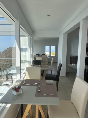 Daily buffet breakfast (EUR 12 per person) - Gizis Cliffside Suites (Santorini)