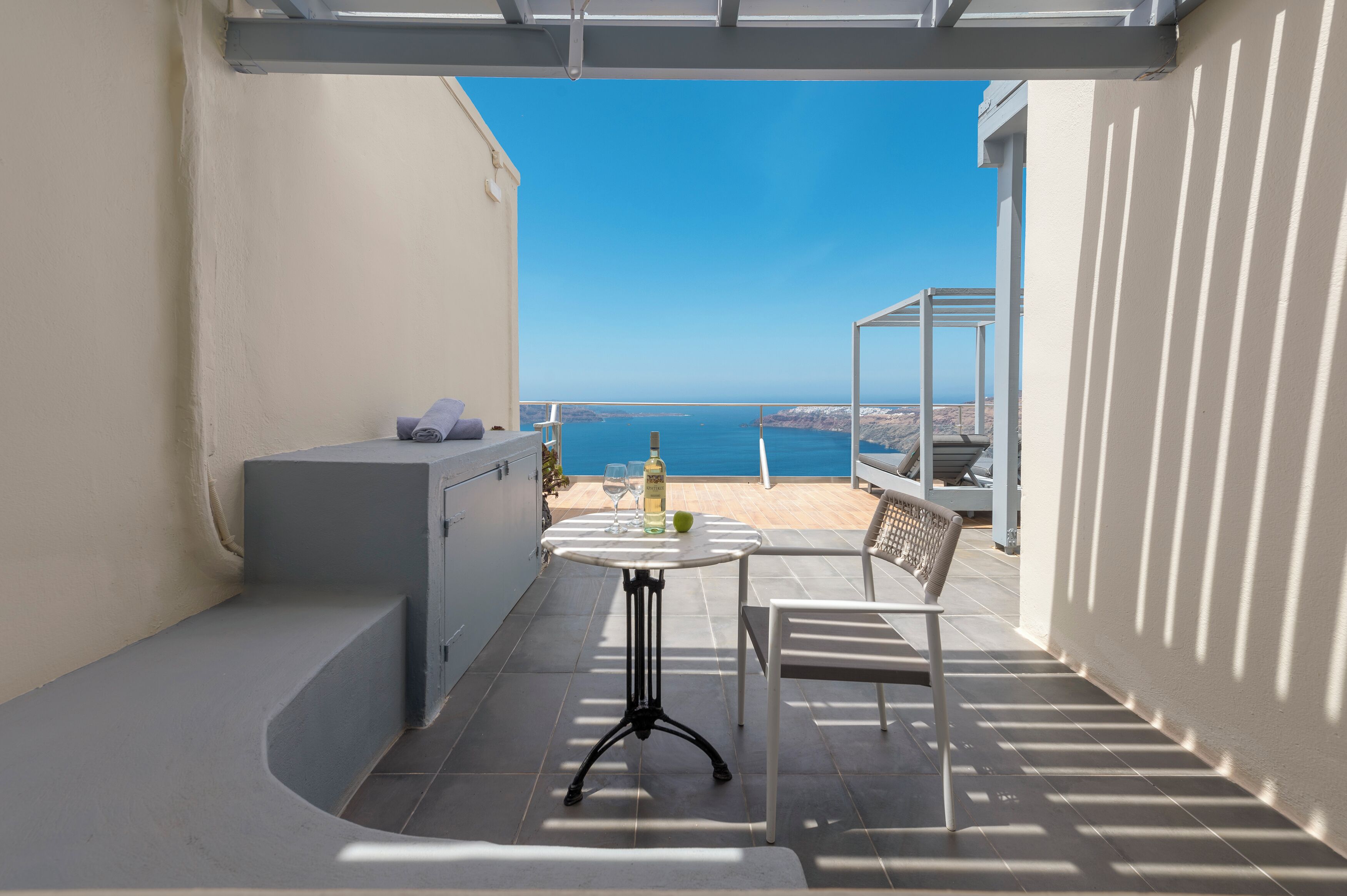 Suite superior, vistas al mar | Caja fuerte, tabla de planchar con plancha, wifi gratis