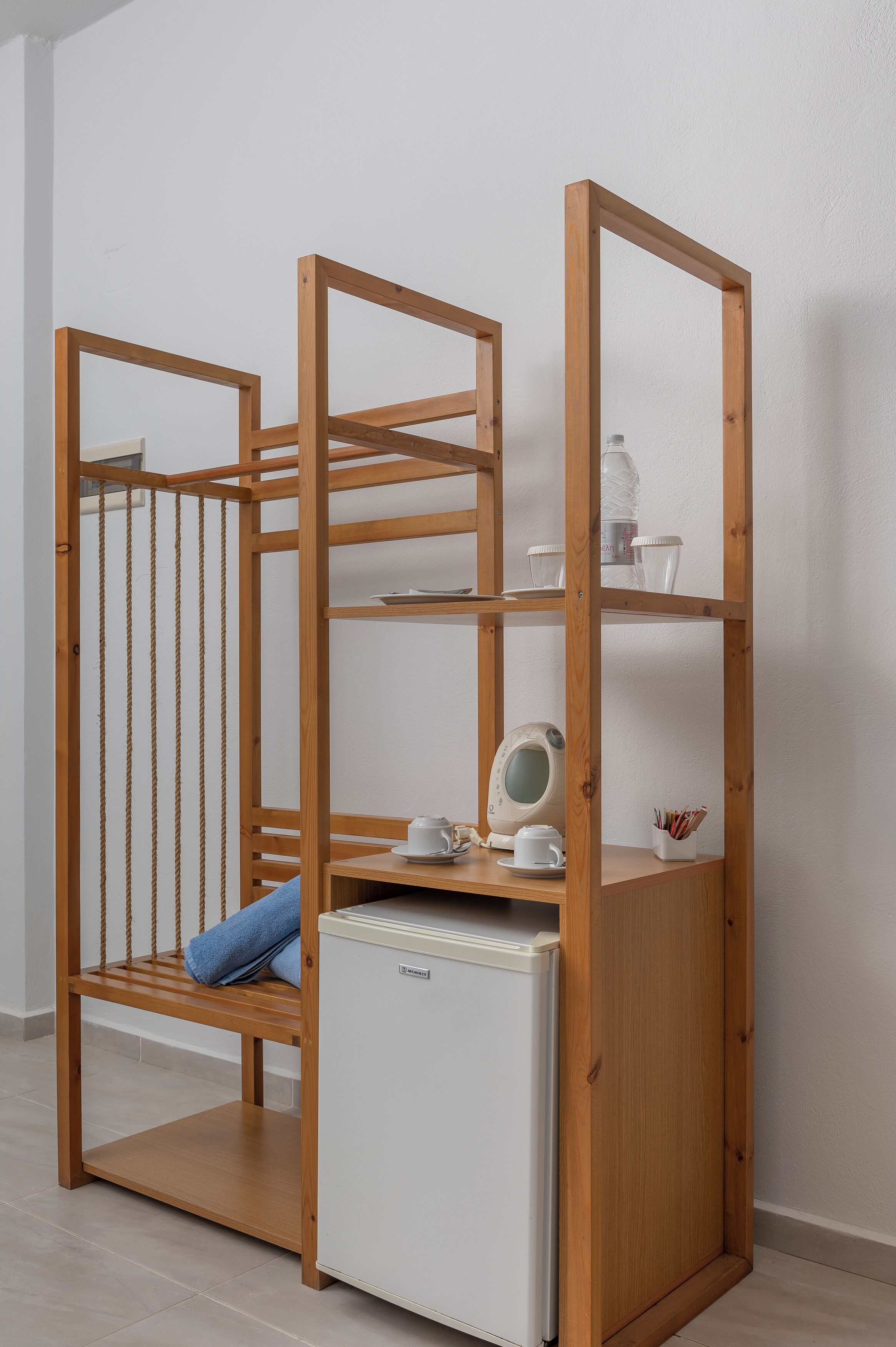 Caja fuerte, tabla de planchar con plancha, wifi gratis