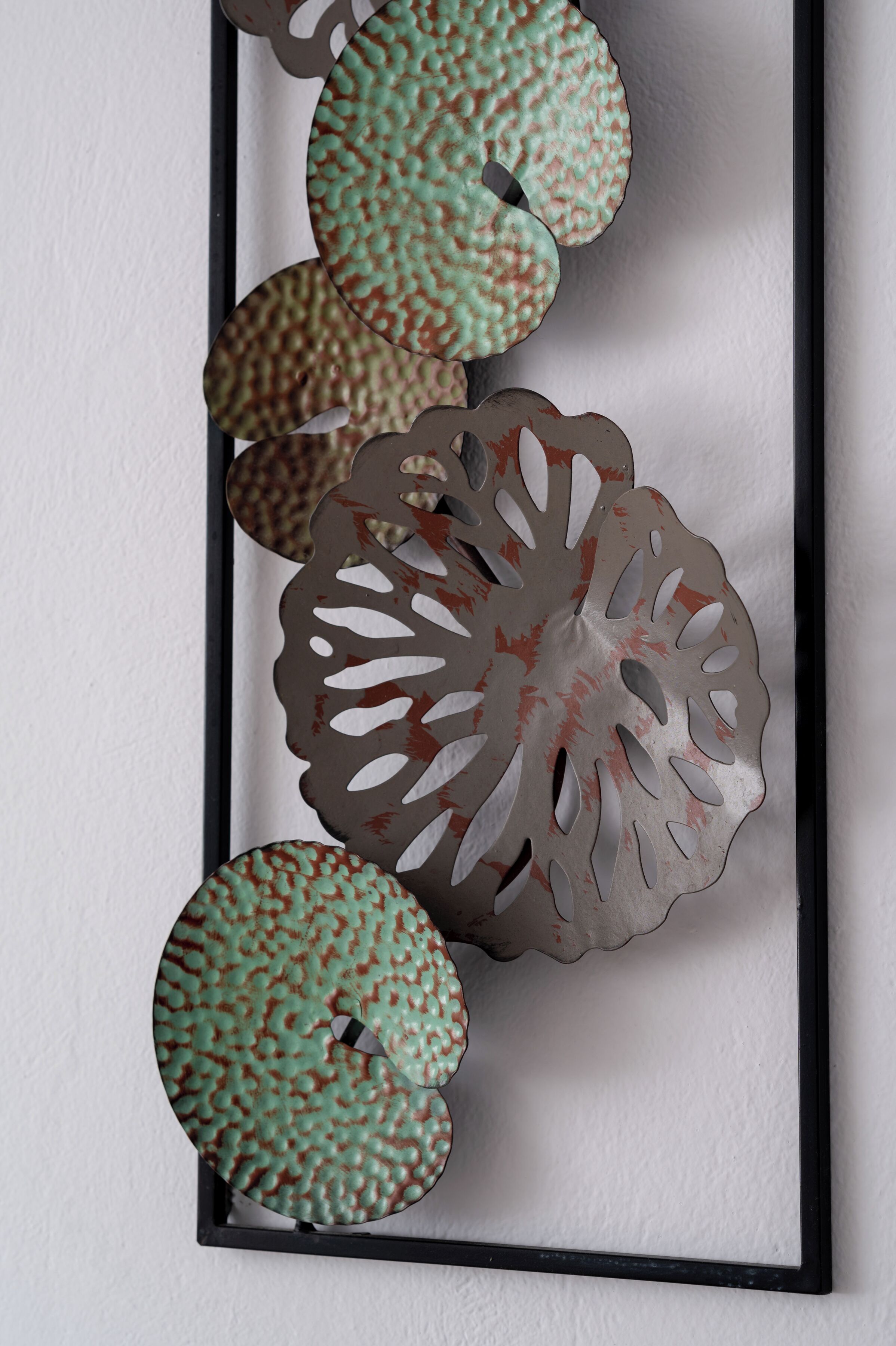 Een wanddecoratie met ronde en getande patronen.