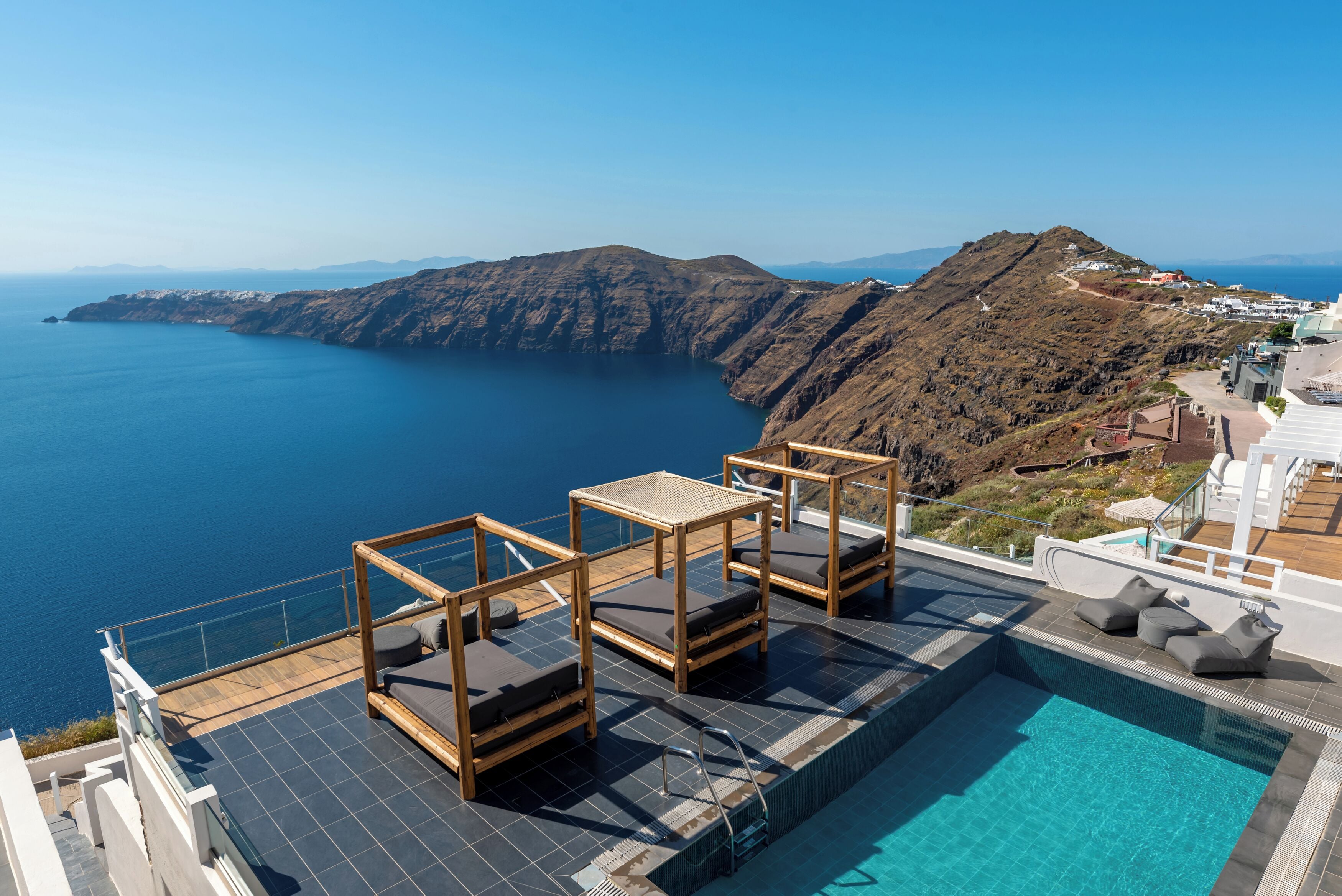 Una piscina al aire libre de temporada, sillones reclinables de piscina