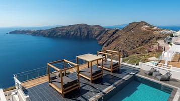 Una piscina al aire libre de temporada, sillones reclinables de piscina