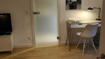 Enkeltrom – exclusive, byutsikt | Blendingsgardiner, strykejern/-brett og wi-fi (inkludert)