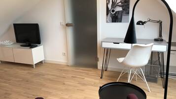 Enkeltrom – exclusive, byutsikt | Blendingsgardiner, strykejern/-brett og wi-fi (inkludert)