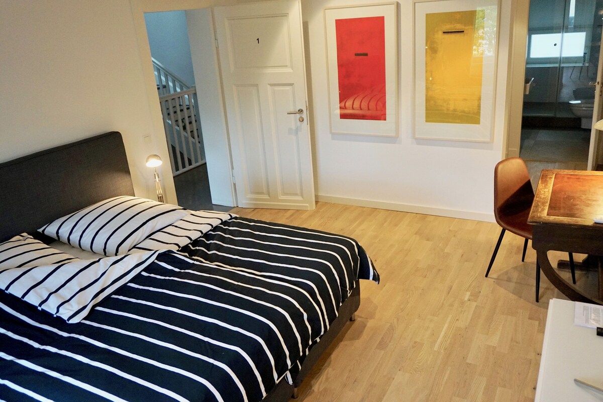 Großes Privatzimmer, Zimmer No 1 | Allergitestet sengetøy, dundyner og individuelt dekorert