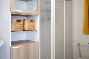 Shower, hair dryer, towels, soap - Cosy studio in the heart of Bastille - Peace, comfort and Parisian spirit (Paris)