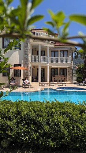 Villa Turaman Dalyan: Large 4-Bedroom House, Pool, Jacuzzi, Garden. Sleeps 10