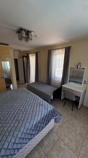 4 bedrooms, iron/ironing board, WiFi, bed sheets