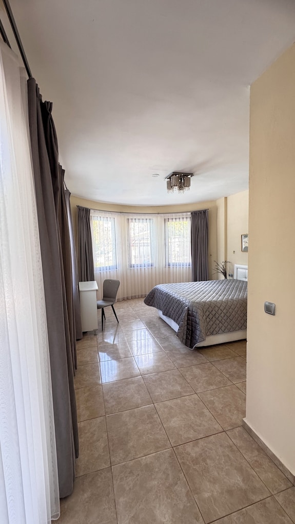 Villa Turaman Dalyan: Large 4-bedroom House, Pool, Jacuzzi, Garden. Sleeps 10 - Denizli