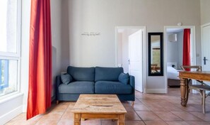 Appartement, uitzicht op tuin | Een kluis op de kamer, gratis wifi, rolstoeltoegang