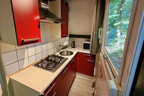 Microwave, stovetop, dishwasher, cookware/dishes/utensils - Charming chalet in Durby with patio (Durbuy)