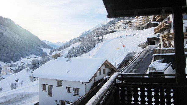A snow-covered mountain village with buildings and a ski slope. - Apartment in Kappl including Silvretta Card (Kappl)
