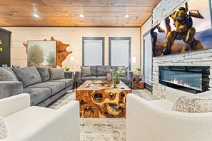 Een televisie en een open haard