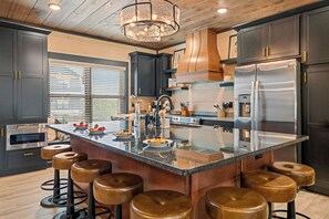 Een magnetron, een oven, een kookplaat, een vaatwasser