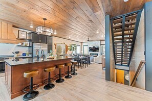 Mikroaaltouuni, uuni, liesi, astianpesukone