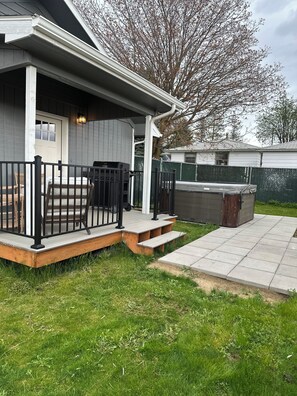 Outdoor spa tub - Cozy Retreat with Hot Tub, Washer/Dryer & Sofa Bed (Spokane Valley)