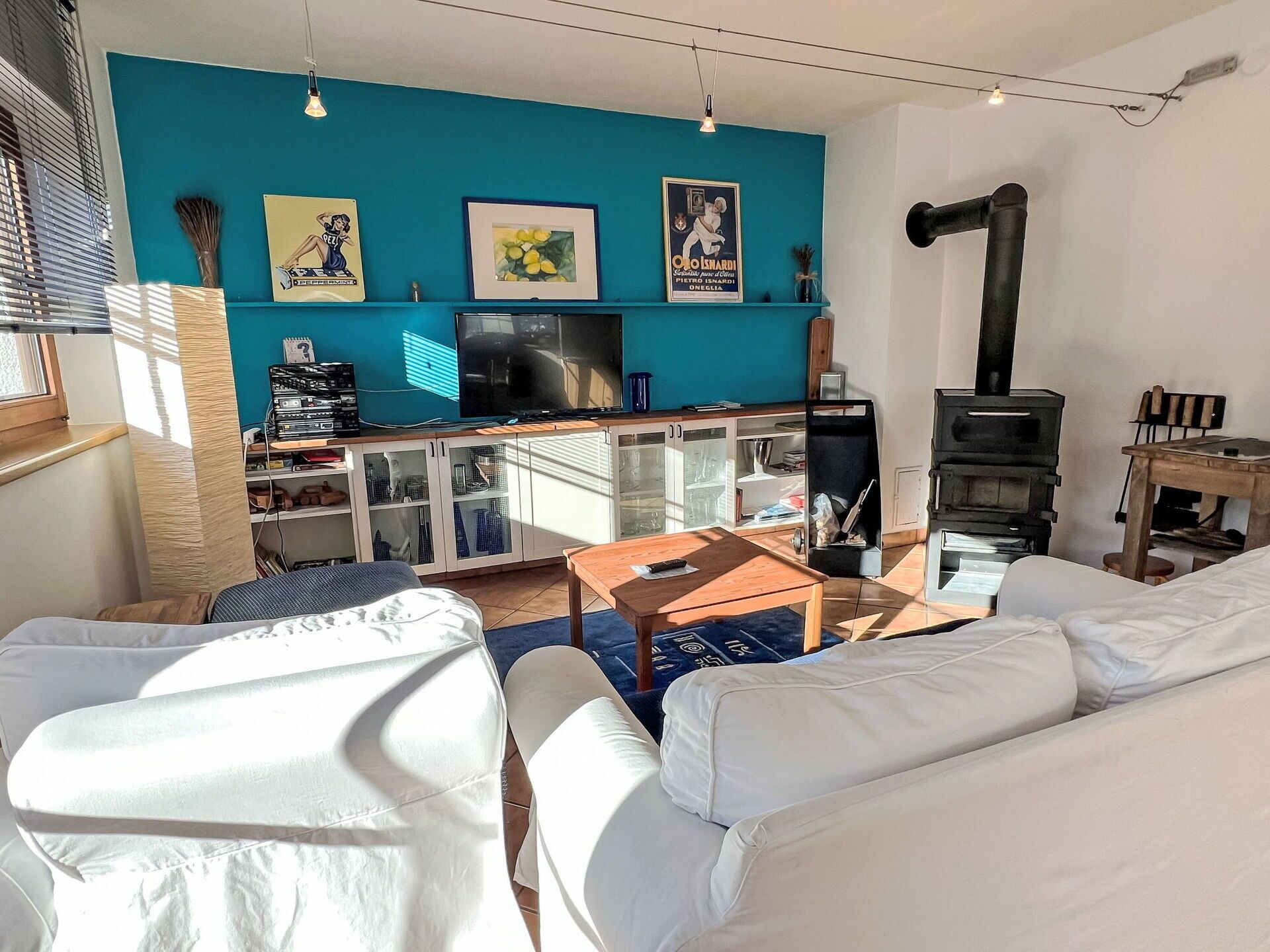 Möbel, Interior Design, Flooring, Holz, Fussboden, Zimmer, Beleuchtung, Wohnzimmer, Fernsehen, Decke