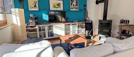 TV, fireplace