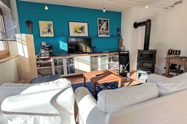 Möbel, Interior Design, Flooring, Holz, Fussboden, Zimmer, Beleuchtung, Wohnzimmer, Fernsehen, Decke