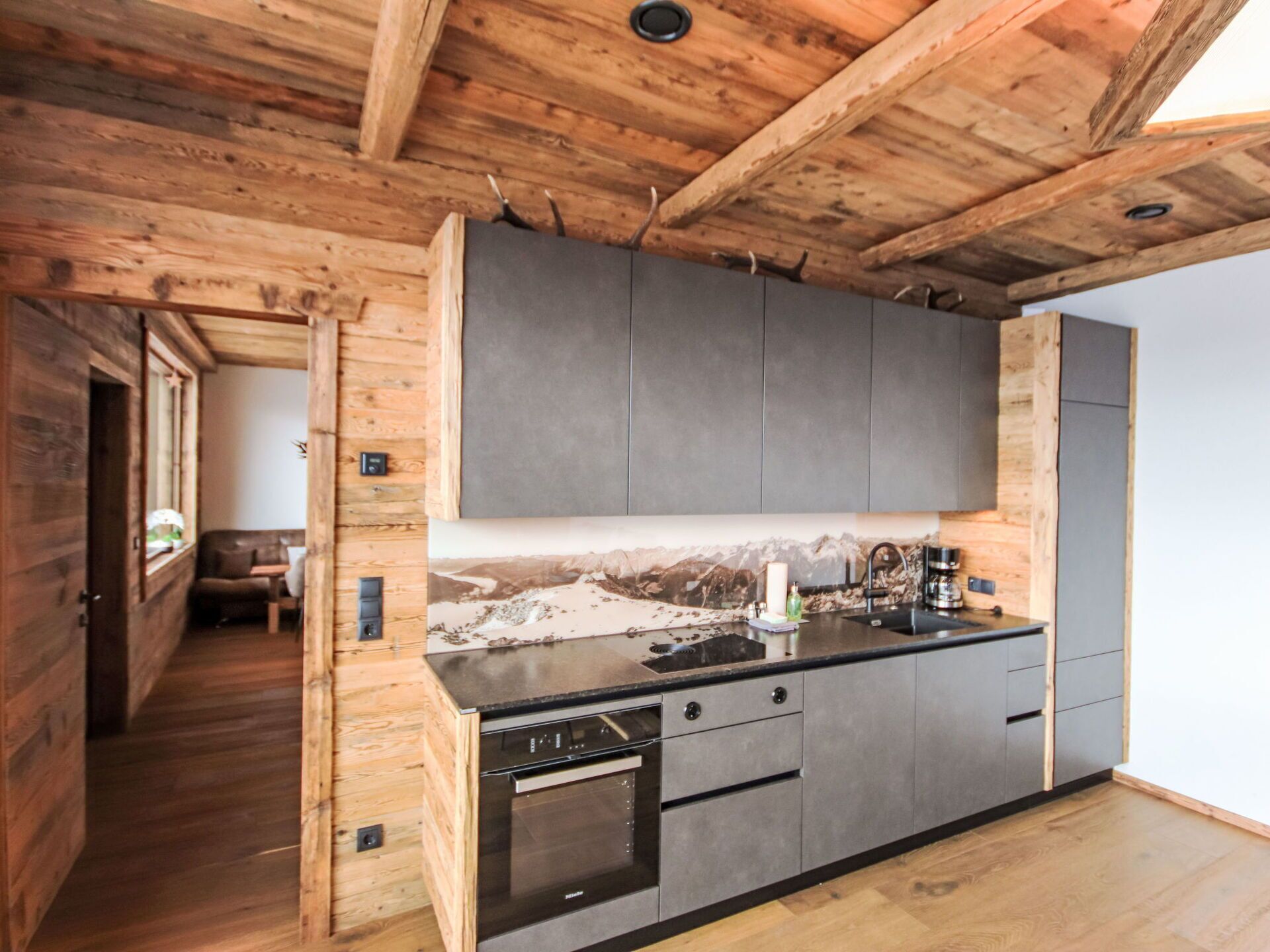 Een oven, een vaatwasser, een kinderstoel