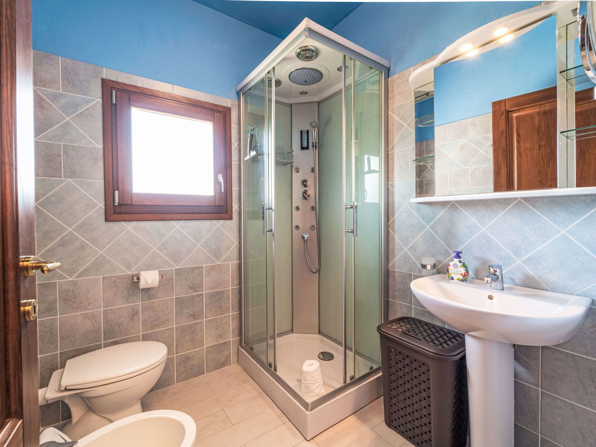 Ein modernes Badezimmer mit Duschkabine, Toilette und Waschbecken.