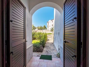 Property grounds - Wonderful private villa for 4 people with WIFI, A/C, TV, patio and pets allowed (Budoni)